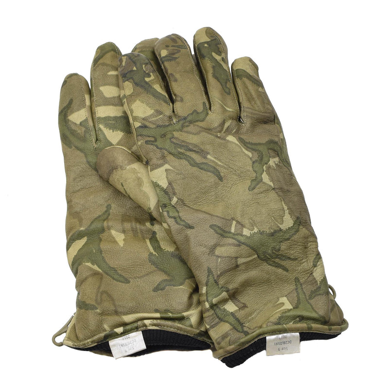 Echte britische militärische Kampf- und Taktikhandschuhe aus Leder, isoliert, MTP-Tarnung