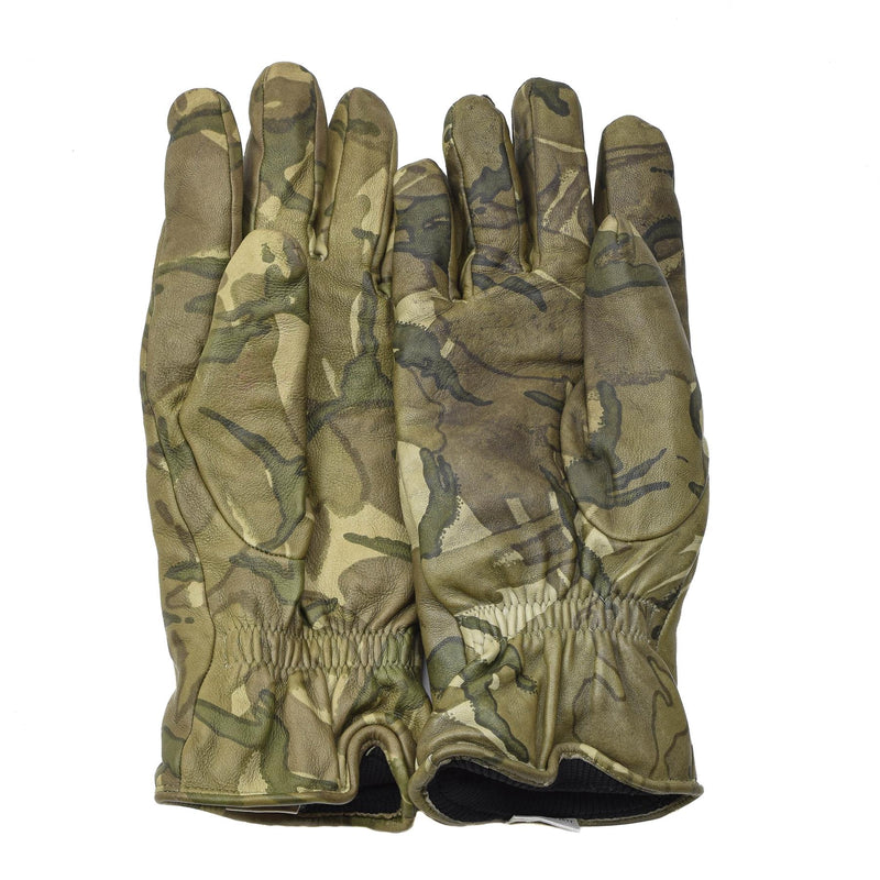Echte britische militärische Kampf- und Taktikhandschuhe aus Leder, isoliert, MTP-Tarnung