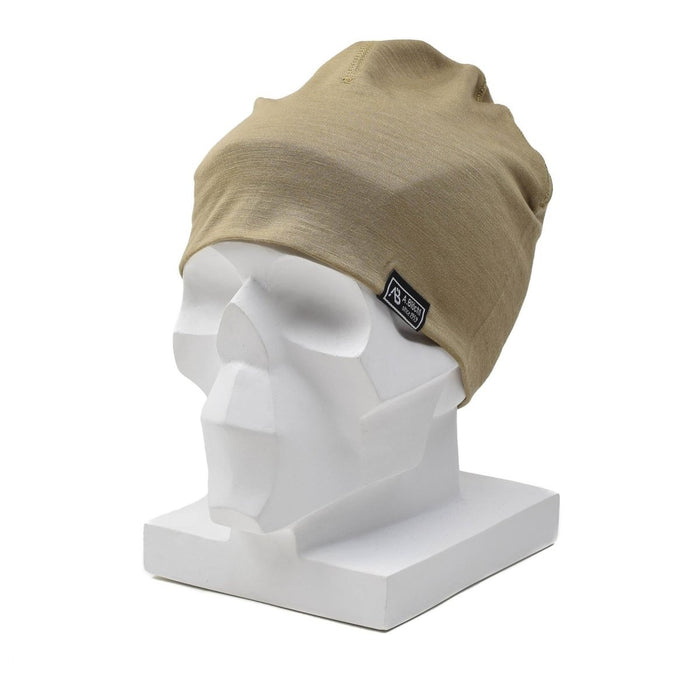A.Blochl-Mütze aus Merinowolle in Kojotenfarbe mit weißem Mannequinkopf und leichter Mütze im Militärstil.