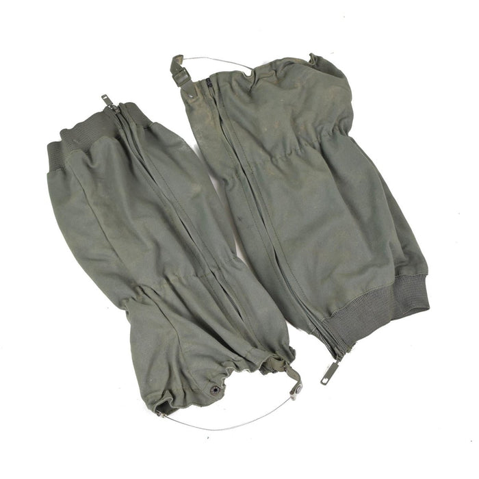 Paar authentische französische Kampfgamaschen im olivgrünen Militärstil mit seitlichen Reißverschlüssen und verstellbaren Kordeln.