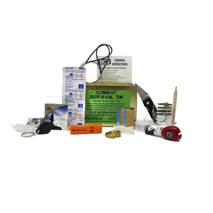 Combat Survival Kit mit verschiedenen Gegenständen auf weißem Hintergrund