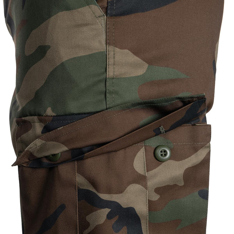 Bermudashorts im Militärstil der Marke Mil-Tec im Woodland-Camouflage-Look, Cargo-Shorts BDU Army