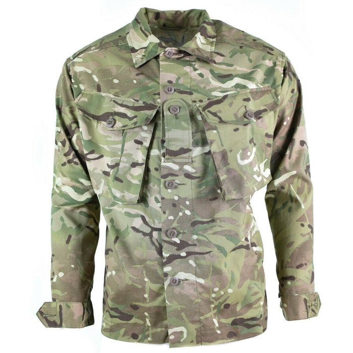 Echte Kampffeldjacke der britischen Armee in MTP-Tarnung mit geknöpften Manschetten und Brusttaschen, leichte Polycotton-Mischung.
