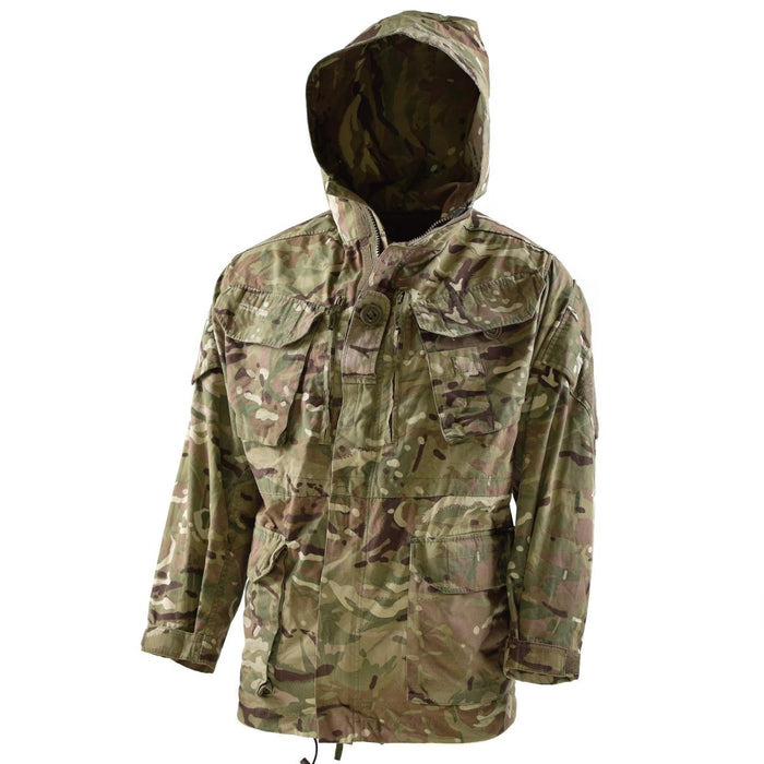 British Military MTP Camouflage-Parka mit Kapuze, verstellbarer Taille und mehreren Vordertaschen, winddichtem und strapazierfähigem Design.