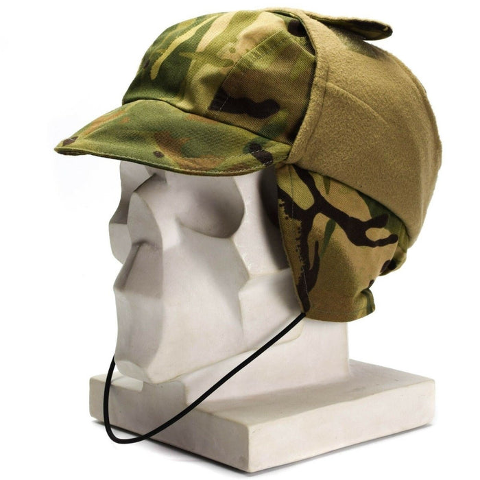 Wasserdichte Gore-Tex-Fallschirmjägermütze der britischen Armee MTP im Tarnmuster mit gefütterten Ohrenklappen für kaltes Wetter auf Schaufensterpuppenkopf