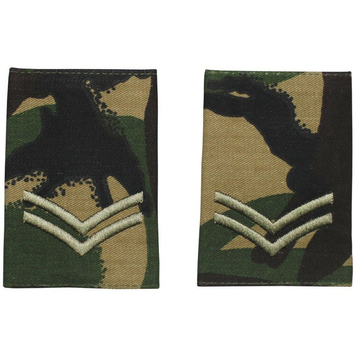 Ein Paar echte Korporal-Schulterschlaufen der britischen Armee mit DPM-Tarnung und gestickten Rangabzeichen-Aufnähern