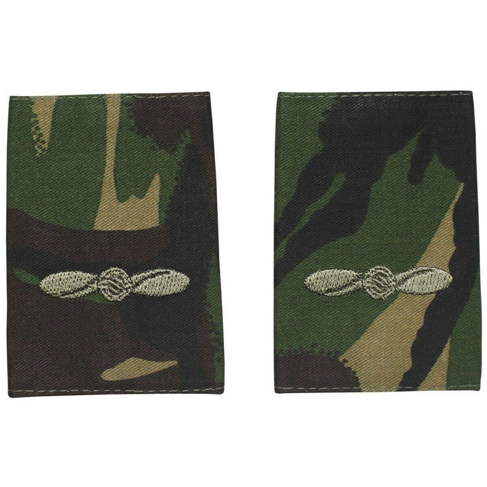 Ein Paar echte Tarn-Schulterschlaufen der britischen Armee mit Abzeichen des führenden Flugzeugführers, die mit Silberfaden bestickt sind