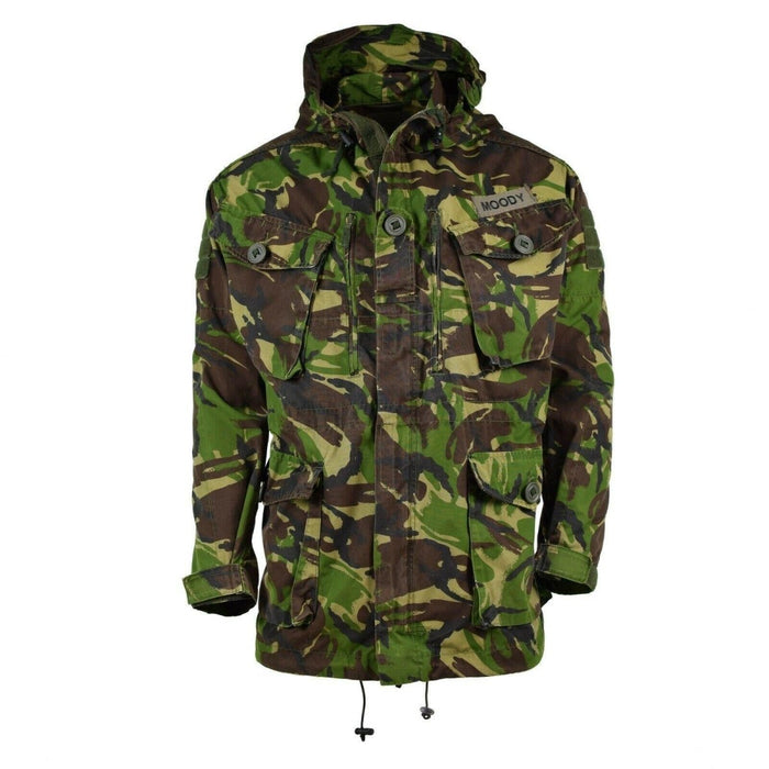 Echte britische Militär-Kampfjacke in DPM-Tarnung mit Kapuze, mehreren Taschen und verstellbaren Funktionen.