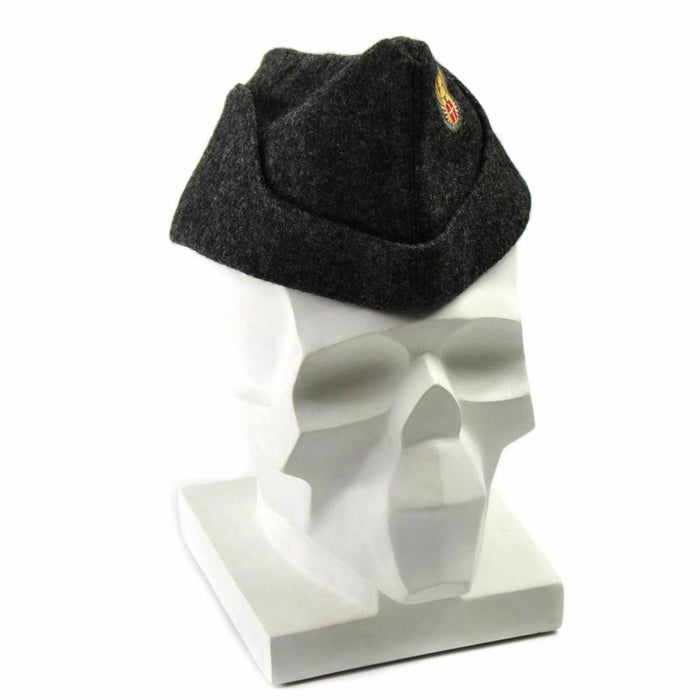 Dunkelgraue Seitenkappe aus echter dänischer Armeewolle aus den 1950er Jahren, dargestellt auf einem weißen Totenkopf-Mannequinkopf