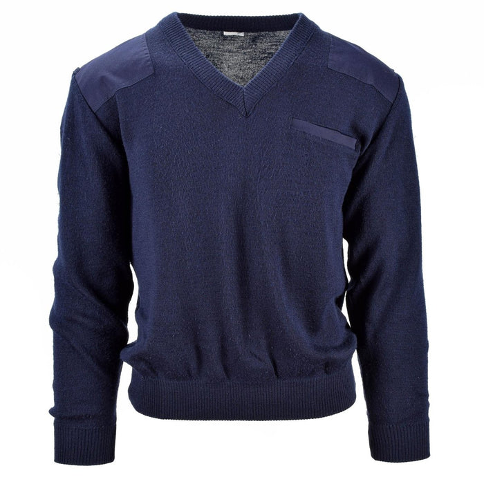 Marineblauer Pullover der niederländischen Armee mit V-Ausschnitt, verstärkten Schultern und Ellbogen, entworfen für Haltbarkeit und Stil.