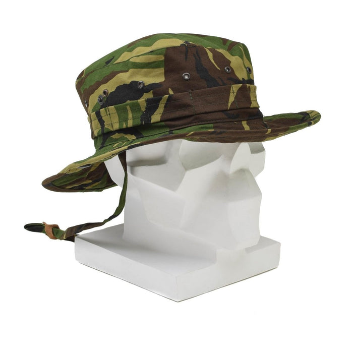 Echter niederländischer Militär-Boonie-Hut mit DPM-Tarnung, breiter Krempe, Nackenklappe und verstellbarem Kinnriemen auf weißem Mannequin-Kopf.