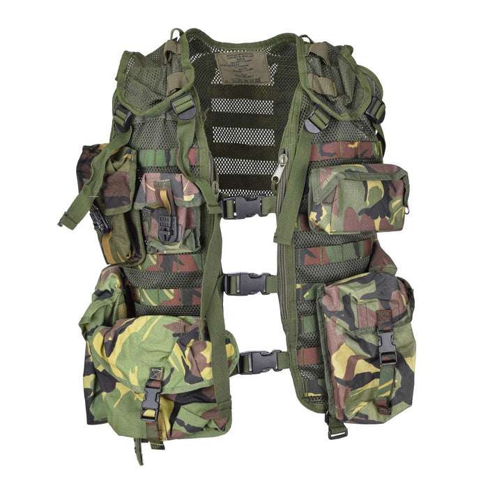 Taktische Weste des niederländischen Militärs mit 7 modularen MOLLE-Taschen in Woodland-DMP-Tarnung, atmungsaktiv und verstellbar.