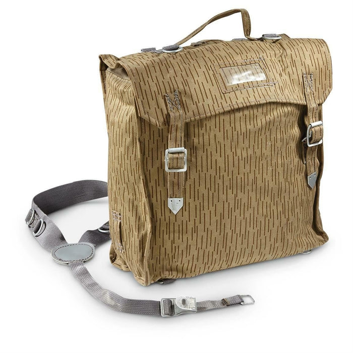 Echter Militärrucksack der DDR-Armee mit Regentropfen-Tarnmuster, verstellbaren Trägern und strapazierfähigem Baumwollmischmaterial.