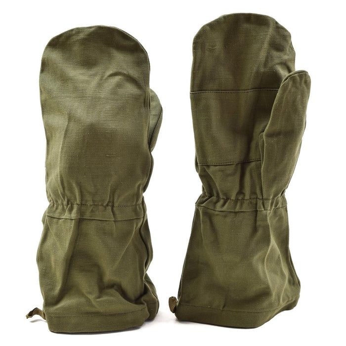 Ein Paar echte olivgrüne Baumwollfäustlinge der französischen Armee, die für strapazierfähige Winterarbeitskleidung und raue Bedingungen konzipiert sind.