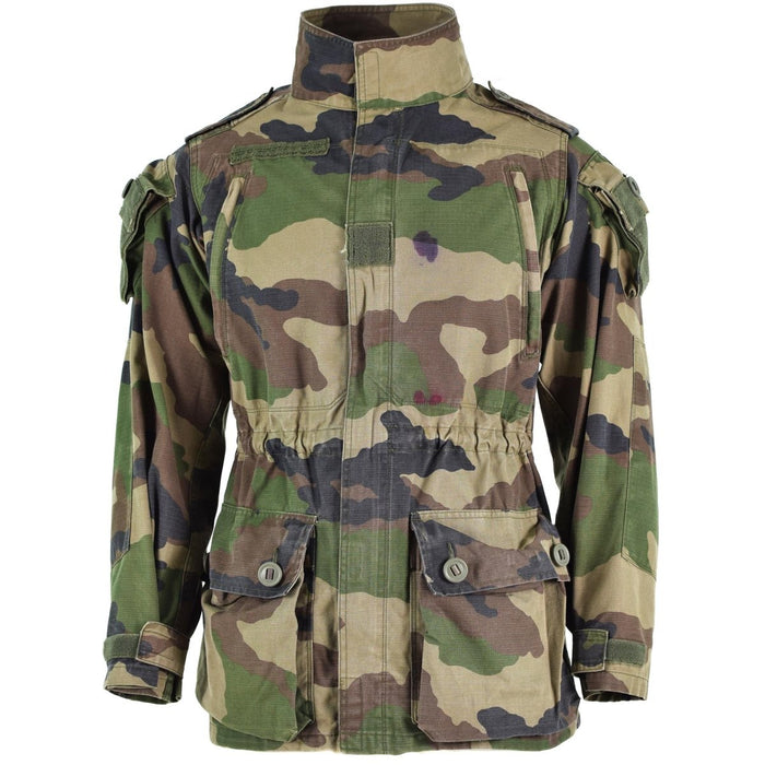 Echte Smock-Jacke der französischen Armee im CCE-Tarnmuster mit verstärkten Ellbogen, verstellbarer Passform und mehreren Taschen für den taktischen Einsatz.