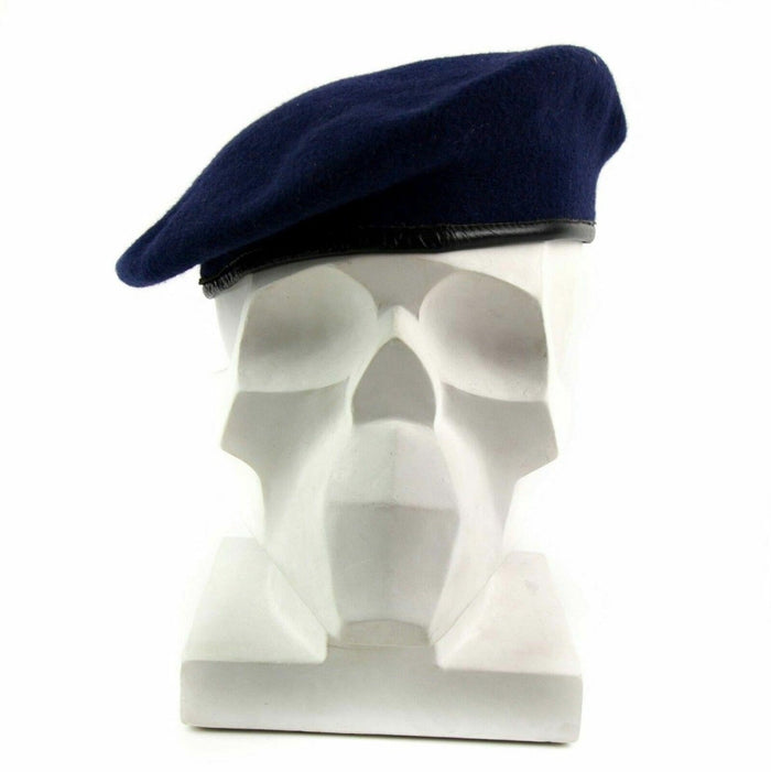 Dunkelblaue Baskenmütze aus Wolle der Bundeswehr mit Lederbesatz auf einem weißen Schaufensterpuppenkopf.