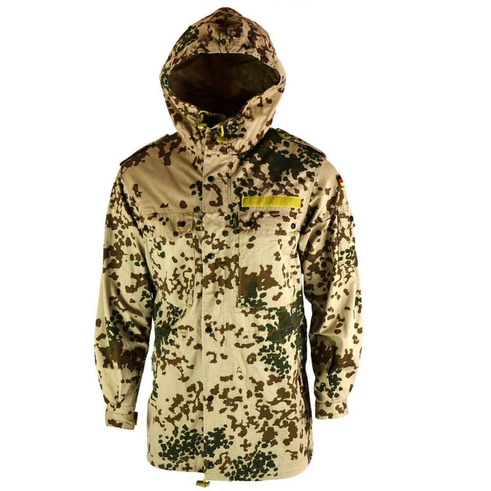 Feldjacken-Parka der Bundeswehr mit Wüstenflecktarn-Tarnung, Kapuzendesign und mehreren praktischen Taschen.
