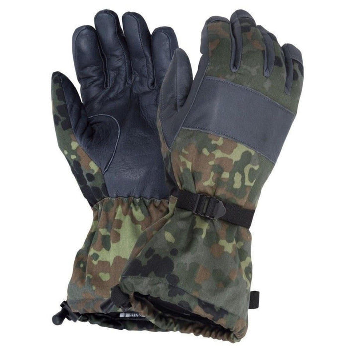 Flecktarn-Camouflage-Winterhandschuhe der Bundeswehr mit Ledergriff und verstärkten Knöcheln für Haltbarkeit und Schutz.