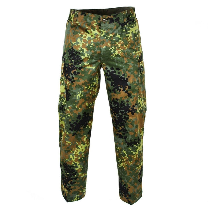 Echte Feldhose im Flecktarn-Tarnmuster der Bundeswehr mit Cargotaschen und strapazierfähigem Stoff für den militärischen Einsatz.
