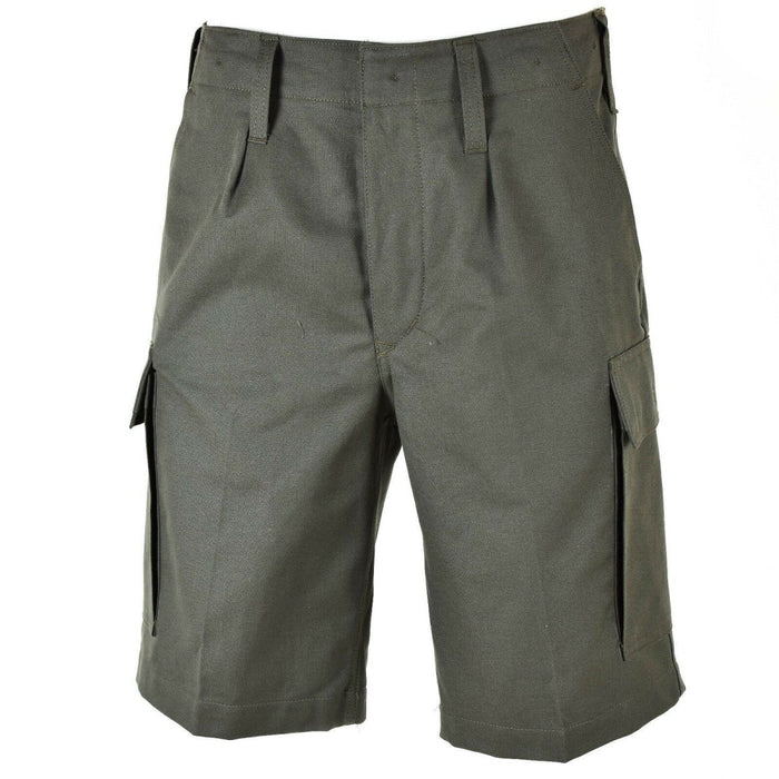 Echte olivgrüne Moleskin-Cargoshorts der Bundeswehr mit strapazierfähigem Stoff und mehreren Taschen für den Einsatz im Freien.