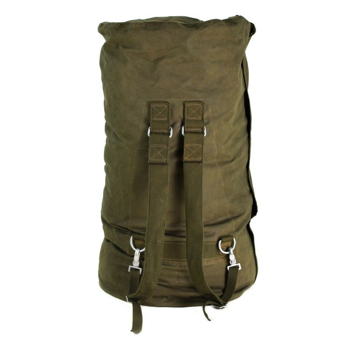 Echter olivgrüner Seesack der Bundeswehr mit Schultergurten, großer, robuster Militärrucksack.
