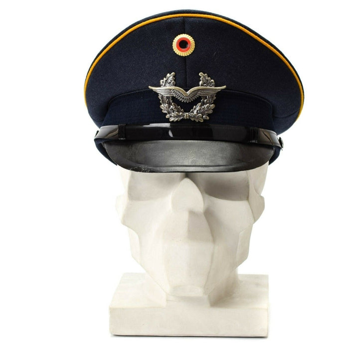 Blaue Vintage-Schirmmütze der Luftwaffe der Luftwaffe mit militärischen Abzeichen und gelben Paspeln auf weißer Brust