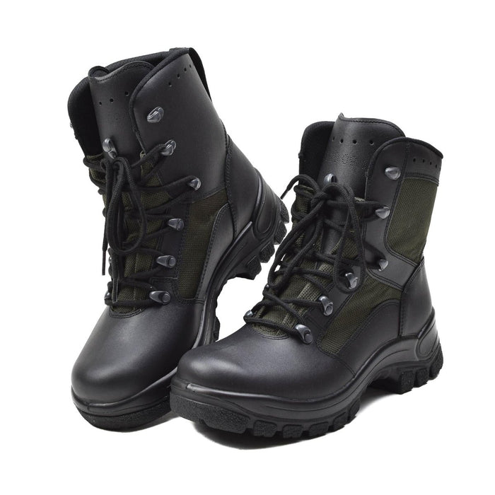 Ein Paar echte deutsche Militärkampfstiefel aus schwarzem Leder und Textil mit Schnellschnürung und rutschfester Sohle