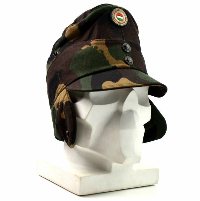 Ungarische Tarn-Militärwintermütze mit Nackenklappe und Nationalflaggenabzeichen auf der Vorderseite auf weißem Mannequinkopf