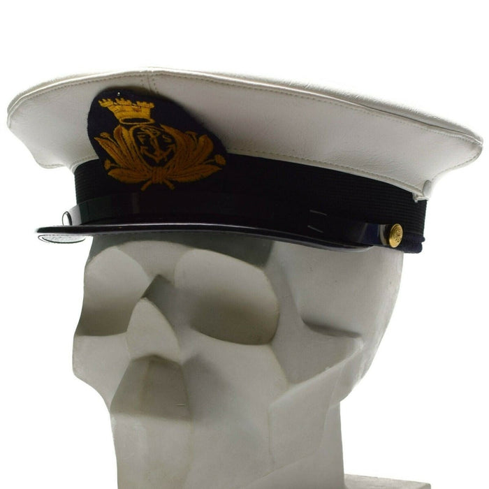 Weiße Schirmmütze der echten italienischen Marine mit goldenen Abzeichen und schwarzem Lederkinnriemen auf Totenkopfmodell