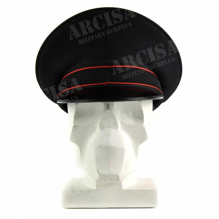 Authentische schwarze Schirmmütze der italienischen Armee-Militärpolizei mit rotem Besatz und Schirm auf einem weißen Schaufensterpuppenkopf.