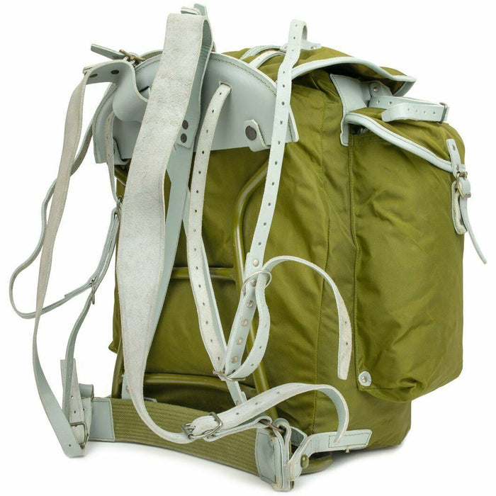 Norwegischer Vintage-Militärrucksack mit Metallrahmen, strapazierfähigem Canvas und Lederriemen, konzipiert für den rauen Einsatz im Freien