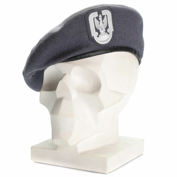 Polnische Militär-Fallschirmjäger-Baskenmütze aus grauer Wolle mit Frontabzeichen, dargestellt auf einem weißen Mannequinkopf.