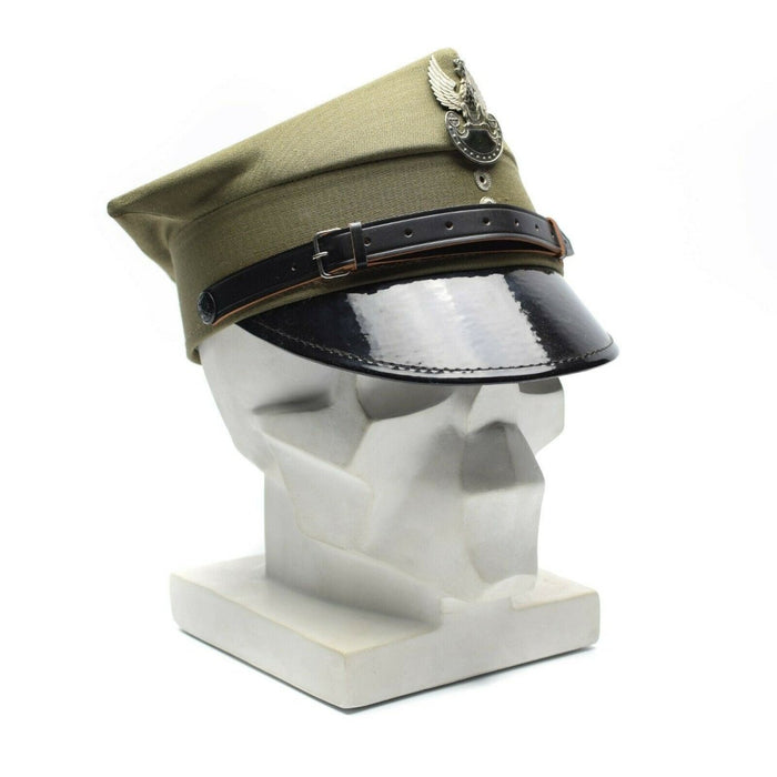 Echte polnische Militärschirmmütze in Olivgrün mit Adlerabzeichen und verstellbarem Kinnriemen, ein Symbol für Tradition und Ehre.