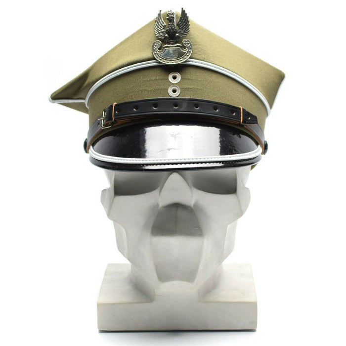 Echte Schirmmütze eines polnischen Militäroffiziers mit Adlerkokarde und Lederschirm auf weißem Mannequinkopf.