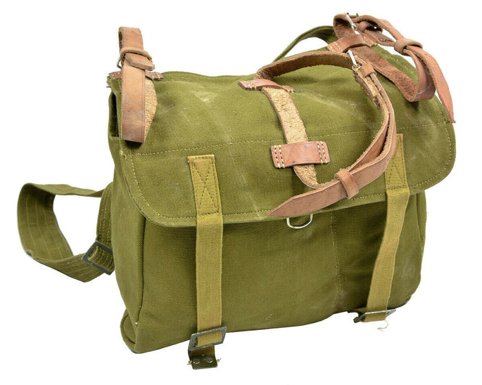 Echte Brottasche aus olivfarbenem Segeltuch der rumänischen Armee mit Lederriemen, langlebiger militärischer Überschuss-Rucksack für den Außenbereich.