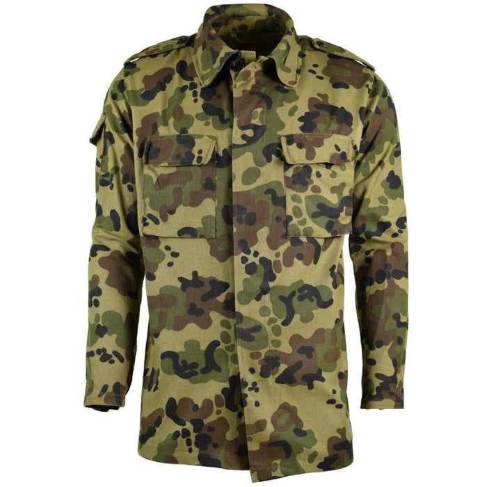 Echte M93-Feldjacke der rumänischen Armee im Tarnblattmuster mit geknöpften Brusttaschen und strapazierfähigem Stoffdesign.
