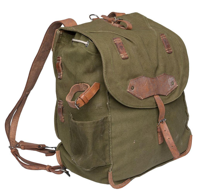 Echter olivgrüner Canvas-Rucksack der rumänischen Armee mit verstellbaren Schultergurten aus Leder und Schnallenverschluss.