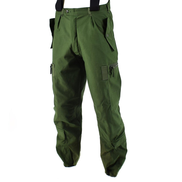 Echte schwedische Thermo-BDU-Hose in Olivgrün mit Hosenträgern, konzipiert für extrem kaltes Wetter und den rauen Einsatz im Freien.