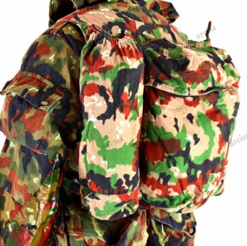 Vintage Schweizer Armee-Alpenflage-Camouflage-Scharfschützen-Rucksack, der auf Langlebigkeit und Outdoor-Abenteuer ausgelegt ist.