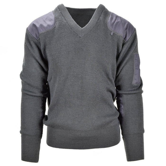 Grauer Pullover mit Patch-Details auf weißem Hintergrund