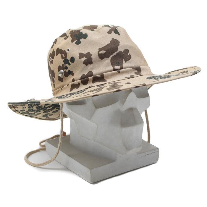 MFH-Panamahut im Militärstil mit tropischem Flecktarn-Tarnmuster, breiter faltbarer Krempe, Belüftungslöchern und Kinnriemen.