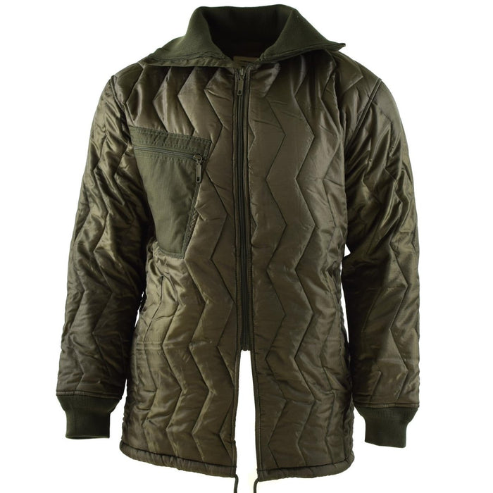 Olivgrüne gesteppte Mil-Tec-Feldjacke der Bundeswehr mit isoliertem Futter, Reißverschluss vorne und Brusttaschendetail