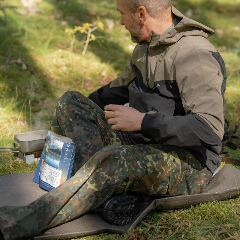 Normale Cargo-Feldhose der Marke Mil-Tec im Stil der Bundeswehr in Flectarn-Tarnqualität