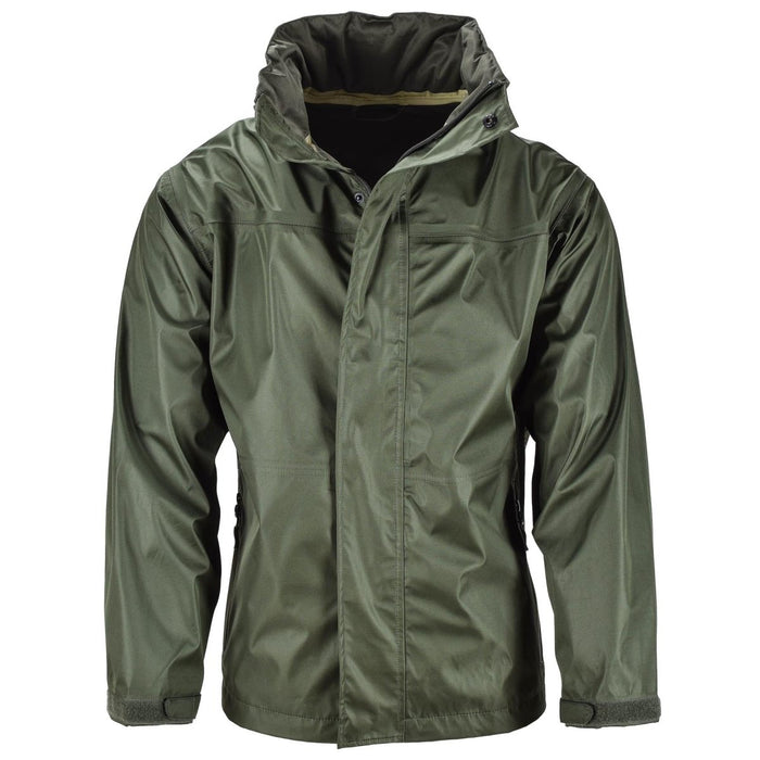 Olivgrüne, wasserdichte Herrenjacke von Mil-Tec mit Sturmklappe mit Reißverschluss und Knopf, verstellbarer Kapuze und Klettverschluss an den Bündchen.