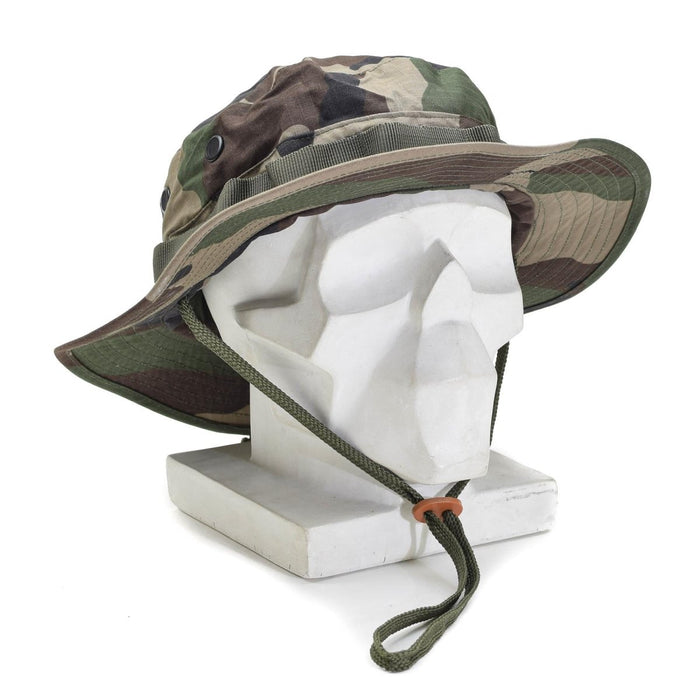 Mil-Tec leichter Militär-Boonie-Hut mit CCE-Tarnung, faltbarer Krempe, Ripstop-Gewebe und verstellbarem Kinnriemen auf Präsentationsständer.