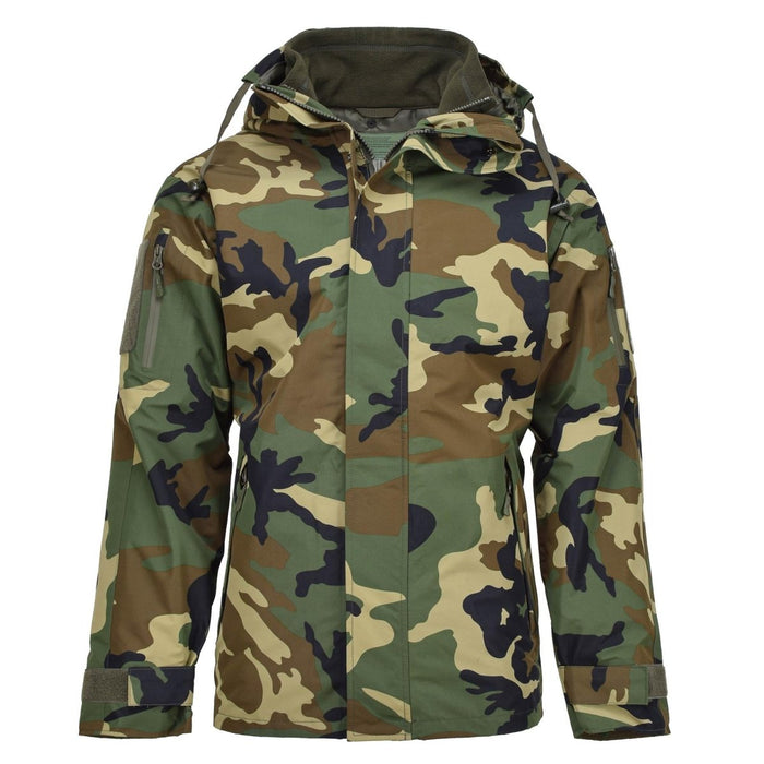 Mit Fleece gefütterte MIL-TEC GEN II-Winterjacke in Waldtarnfarbe mit herausnehmbarem Innenfutter, Kapuze und wasserabweisendem Softshell-Design