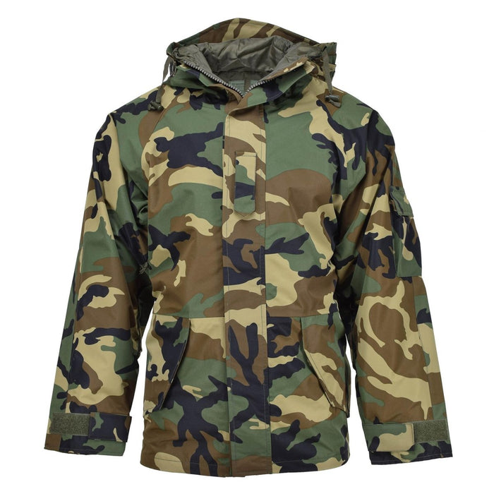 MIL-TEC Woodland-Camouflage-Jacke im Militärstil mit 3-lagigem wasser- und winddichtem Gore-Tex für Schutz vor nassem Wetter
