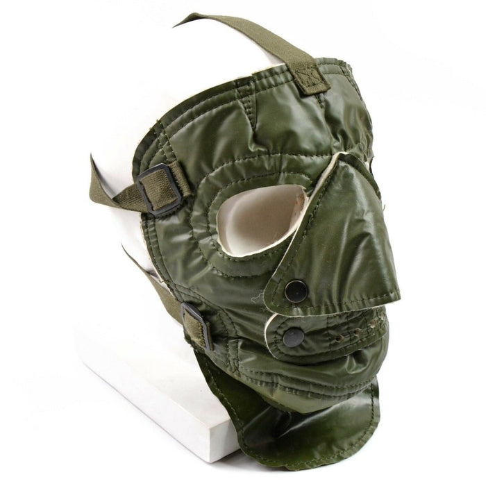 Grüne Kaltwetter-Gesichtsmaske der US-Armee mit verstellbaren Trägern und gruseligem Militärdesign für Wärme und Schutz.