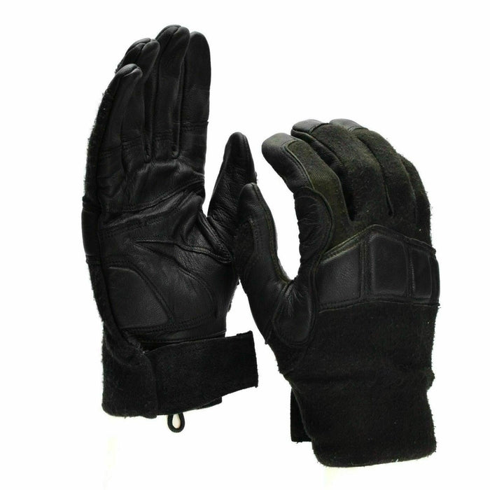 Schwarze taktische Handschuhe der Österreichischen Armee mit verstärkten Handflächen und Knöcheln aus Leder für Kampf- und Hochleistungsschutz.
