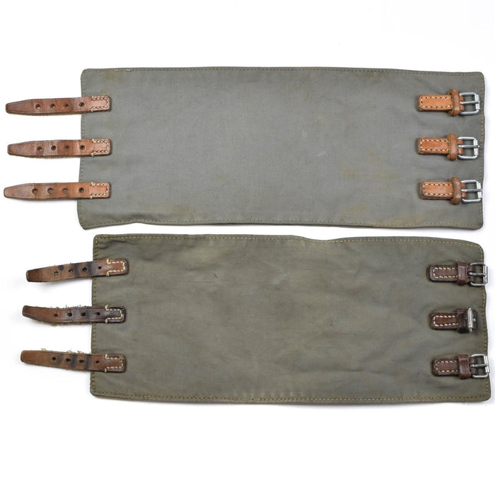 Paar alte M58-Beingamaschen der österreichischen Armee mit Lederriemen und Metallschnallen im olivgrünen Militärstil